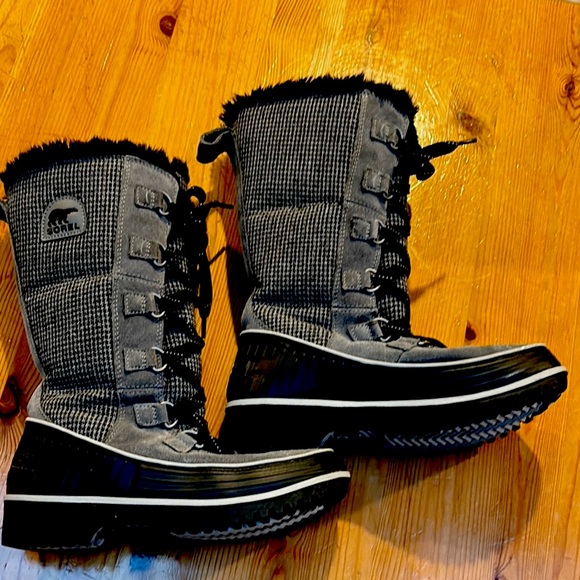 Sorel Shoes - Sorel Gray and Black lined Winter Boots with Rugged Design